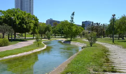 Paseo por el Jard�n del Turia en Valencia.