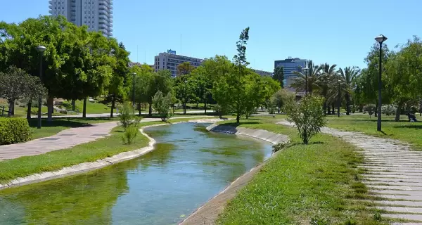 Paseo por el Jard�n del Turia en Valencia.