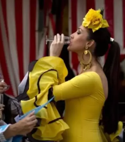 Rebujito en la Feria de Abril de Sevilla servido en caseta con ambiente tradicional.