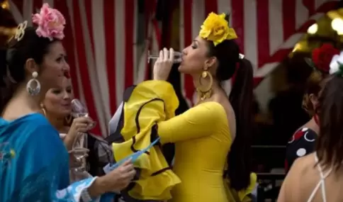 Rebujito en la Feria de Abril de Sevilla servido en caseta con ambiente tradicional.