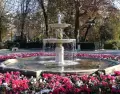 Fuente en el Parque del Retiro durante la primavera.