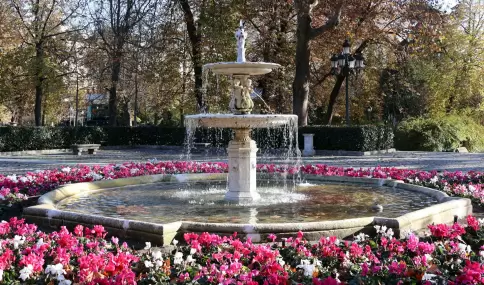 Fuente en el Parque del Retiro durante la primavera.