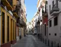 Calle tradicional de Sevilla en primavera.