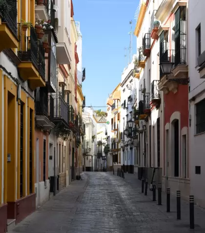 Calle tradicional de Sevilla en primavera.