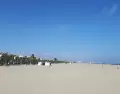 En abril, la playa en Valencia invita a pasear, tomar sol y disfrutar sin multitudes.