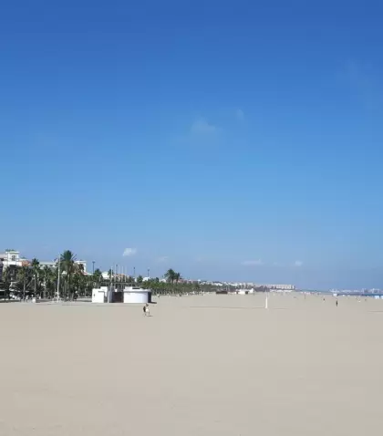 En abril, la playa en Valencia invita a pasear, tomar sol y disfrutar sin multitudes.