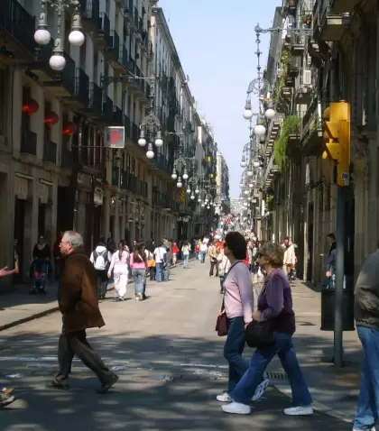 En abril, Barcelona se recorre mejor: clima suave, menos gente y calles llenas de vida.