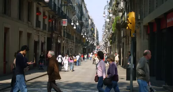 En abril, Barcelona se recorre mejor: clima suave, menos gente y calles llenas de vida.