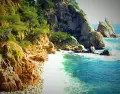 En la Costa Brava, abril regala calas espectaculares, pero un mar que impone respeto.