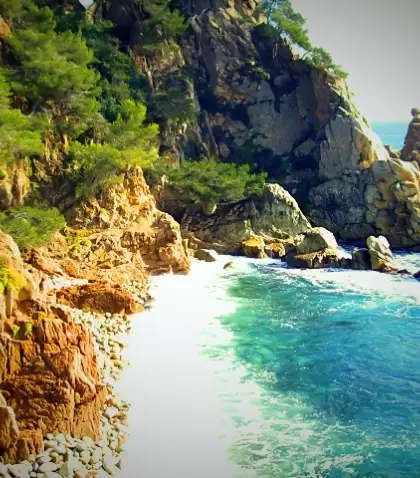 En la Costa Brava, abril regala calas espectaculares, pero un mar que impone respeto.