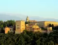 En Granada, abril realza la Alhambra: luz suave, jardines en flor y clima ideal.