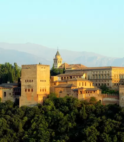 En Granada, abril realza la Alhambra: luz suave, jardines en flor y clima ideal.
