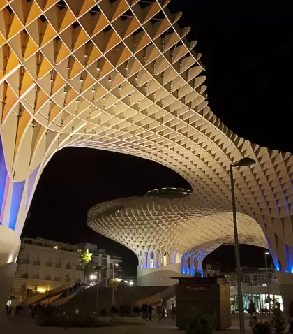 En Sevilla, mayo combina ambiente vibrante y primeros calores bajo el Metropol Parasol.