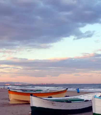 En Valencia, mayo invita a la playa: sol asegurado y un mar todav�a fresco.