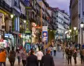 En Madrid, mayo se vive en la calle: clima ideal, terrazas llenas y ritmo perfecto.