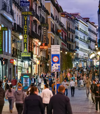 En Madrid, mayo se vive en la calle: clima ideal, terrazas llenas y ritmo perfecto.