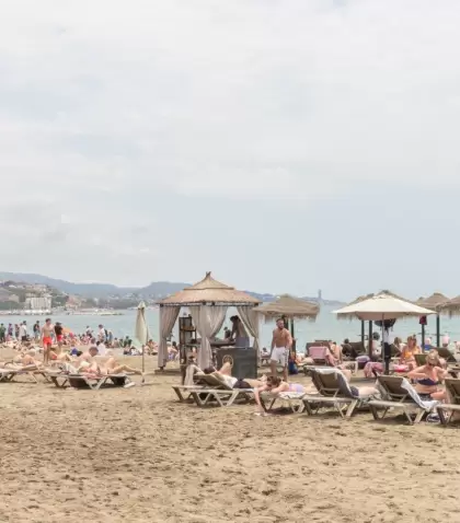 En M�laga, mayo transforma la playa: m�s sol, m�s ambiente y un ritmo que cambia.