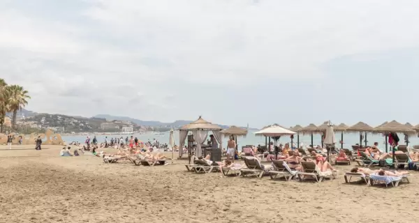 En M�laga, mayo transforma la playa: m�s sol, m�s ambiente y un ritmo que cambia.