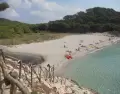 En Menorca, mayo muestra playas espectaculares y tranquilas, con un mar a�n fresco.