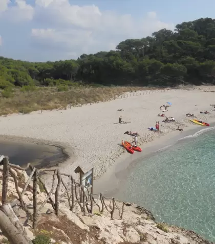 En Menorca, mayo muestra playas espectaculares y tranquilas, con un mar a�n fresco.