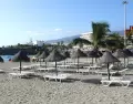 Arena clara, aguas tranquilas y ambiente activo: Tenerife en mayo se disfruta sin esfuerzo.