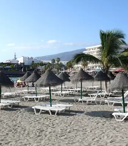 Arena clara, aguas tranquilas y ambiente activo: Tenerife en mayo se disfruta sin esfuerzo.