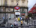 Movimiento constante, ritmo urbano y clima cambiante: Madrid en mayo se vive mejor preparado.