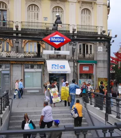 Movimiento constante, ritmo urbano y clima cambiante: Madrid en mayo se vive mejor preparado.