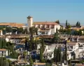 Luz dorada, miradores llenos de vida y clima perfecto: Granada en mayo se vive sin esfuerzo.