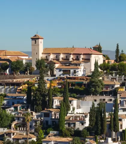 Luz dorada, miradores llenos de vida y clima perfecto: Granada en mayo se vive sin esfuerzo.