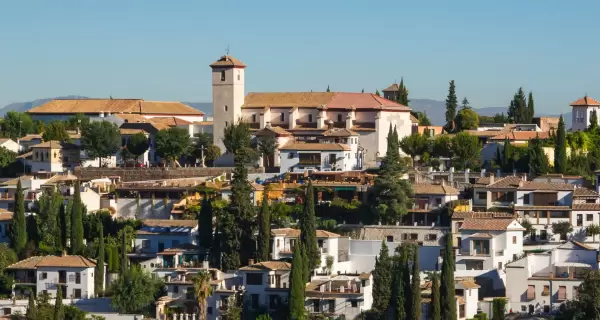 Luz dorada, miradores llenos de vida y clima perfecto: Granada en mayo se vive sin esfuerzo.