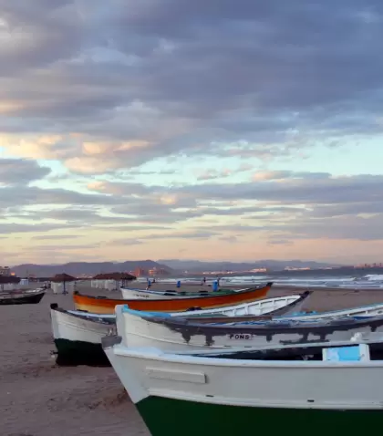 Sol suave, playas con espacio y ambiente en crecimiento: Valencia en mayo empieza a jugar en modo verano.