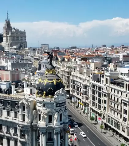 Ciudad intensa o ritmo junto al mar: en mayo, elegir bien define tu experiencia.