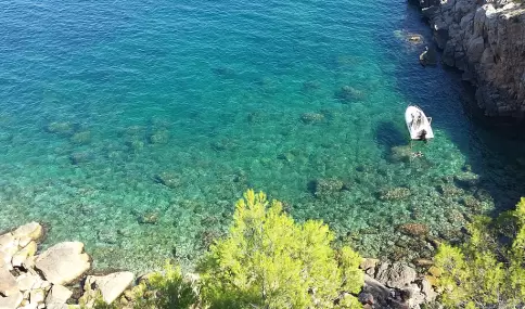 Calas tranquilas y clima suave: la Costa Brava en abril se disfruta sin prisas.