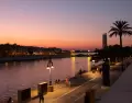 El atardecer sobre el canal de Sevilla, cuando el calor baja y la ciudad cambia de ritmo.