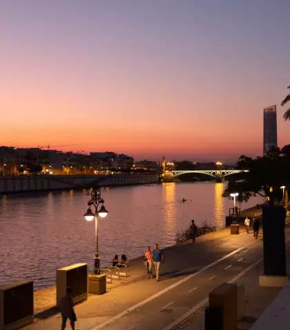 El atardecer sobre el canal de Sevilla, cuando el calor baja y la ciudad cambia de ritmo.