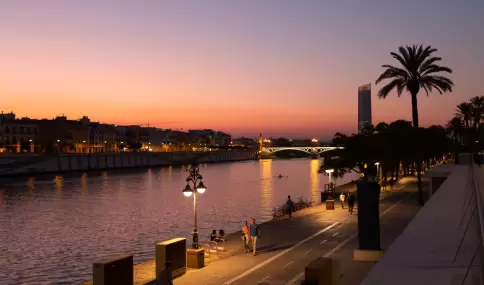 El atardecer sobre el canal de Sevilla, cuando el calor baja y la ciudad cambia de ritmo.