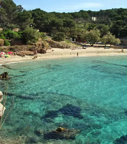 Mallorca en mayo: calas tranquilas y mar mediterr�neo antes del verano intenso.