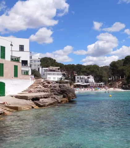 Mallorca en mayo con playas tranquilas y turismo moderado antes del verano.