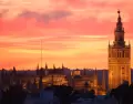 Sevilla en mayo: atardeceres largos, terrazas llenas y calor todav�a manejable.