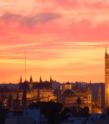 Sevilla en mayo: atardeceres largos, terrazas llenas y calor todav�a manejable.