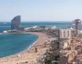 Barcelona en mayo: playa urbana, ambiente activo y Mediterr�neo antes del verano.