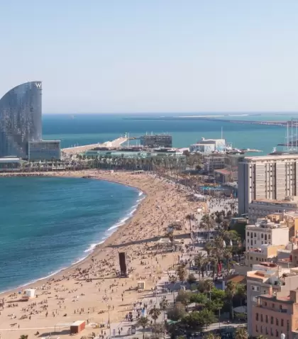 Barcelona en mayo: playa urbana, ambiente activo y Mediterr�neo antes del verano.
