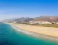 Playa amplia, menos viento y espacio de sobra: Fuerteventura antes del verano.