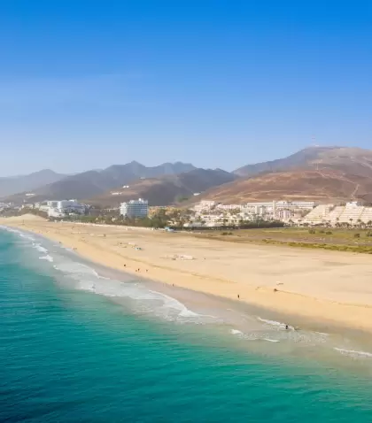 Playa amplia, menos viento y espacio de sobra: Fuerteventura antes del verano.