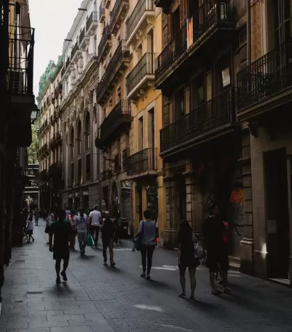 Barcelona en mayo mezcla sol, terrazas y paseos, pero el calor sorprende.