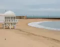La Caleta en junio: playa, luz y espacio antes del verano m�s intenso.