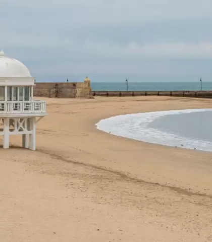 La Caleta en junio: playa, luz y espacio antes del verano m�s intenso.