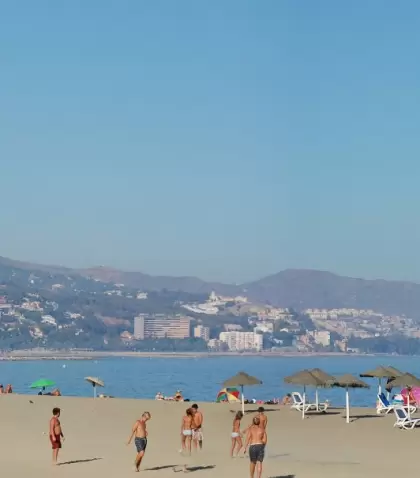 La playa de M�laga, donde junio ya se siente plenamente mediterr�neo.