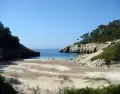 Una de las calas de Menorca, donde junio ya invita a meterse al mar.
